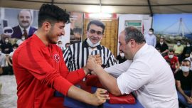Bakan Varank milli sporcuyla bilek güreşi yaptı